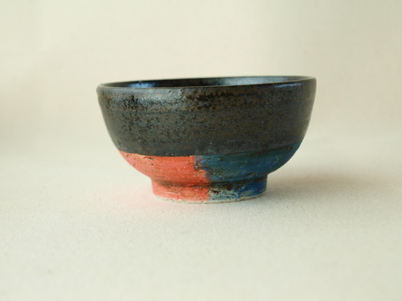 【kuro小鉢　8　】　黒　赤　青　小鉢　陶器　10ｃｍ　3.5寸 3枚目の画像
