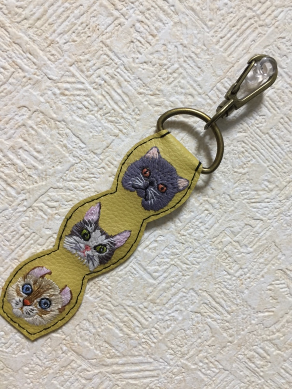 猫の刺繍入りキーリング３cat”A 1枚目の画像