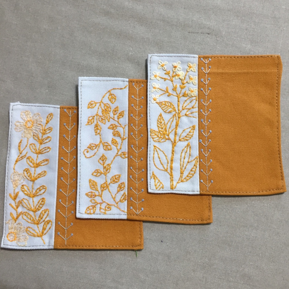 落着いた色合い 植物刺繍のコースター  3枚組 2枚目の画像