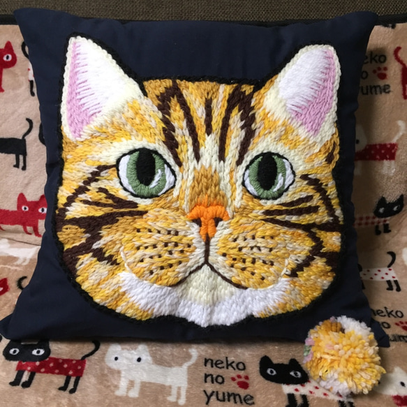 猫の顔刺繍クッションカバー4茶トラ 1枚目の画像