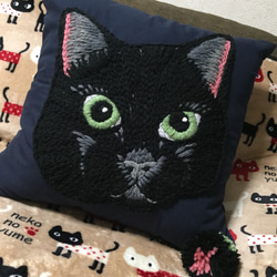 猫の顔刺繍クッションカバー5黒猫 1枚目の画像