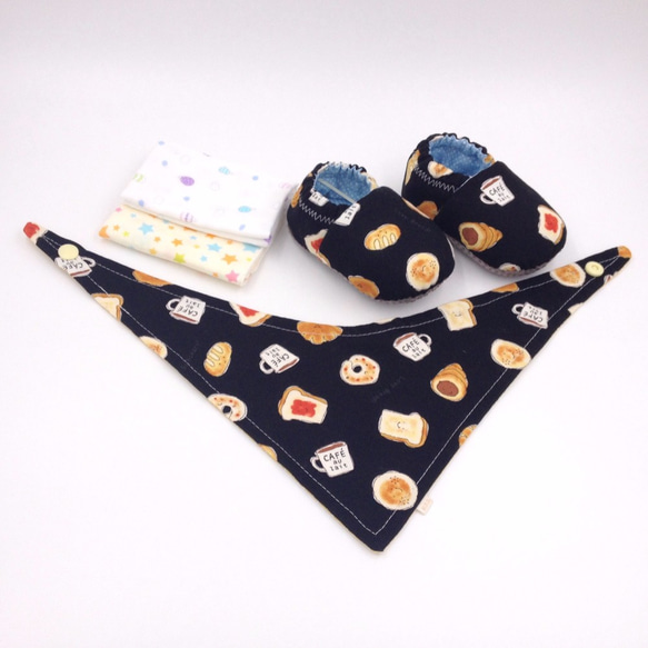 麵包咖啡(黑底)-彌月寶寶禮盒(學步鞋/寶寶鞋/嬰兒鞋+2手帕+領巾） 第1張的照片