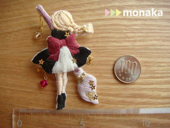 三つ編み魔女の刺繍ブローチ 4枚目の画像