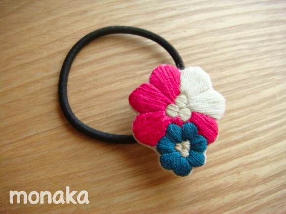 ころころお花の刺繍ヘアゴム 3枚目の画像