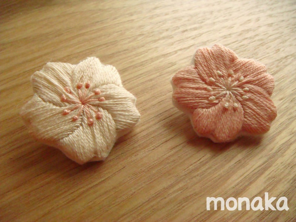 桜の刺繍ブローチ 2枚目の画像