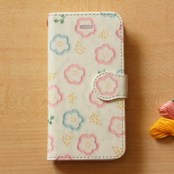 手刺繍柄プリント 手帳型iPhoneケース／花柄 1枚目の画像