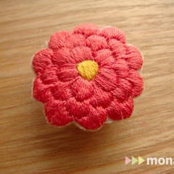 刺繍帯留め　菊(深緋) 1枚目の画像