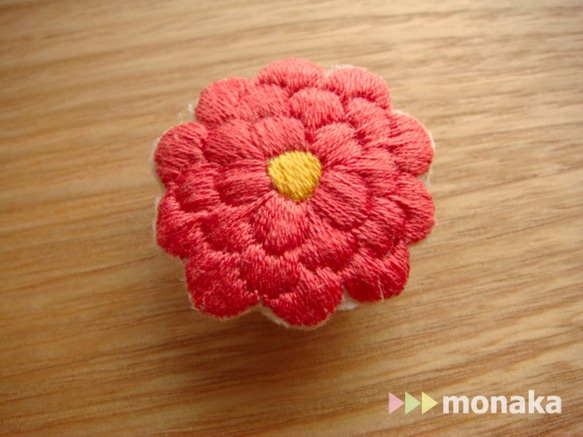 刺繍帯留め　菊(深緋) 1枚目の画像