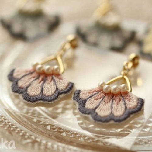 蝶の刺繍イヤリング＆ピアス イヤリング・ノンホールピアス monaka 