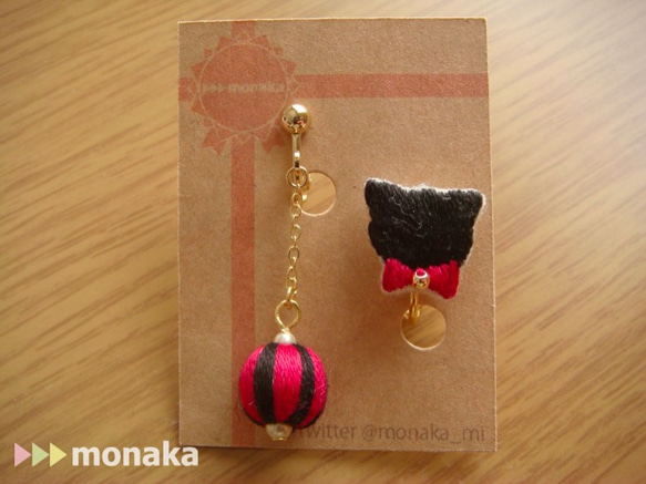 にゃんこと手鞠の刺繍イヤリング(黒猫と赤手鞠) 1枚目の画像