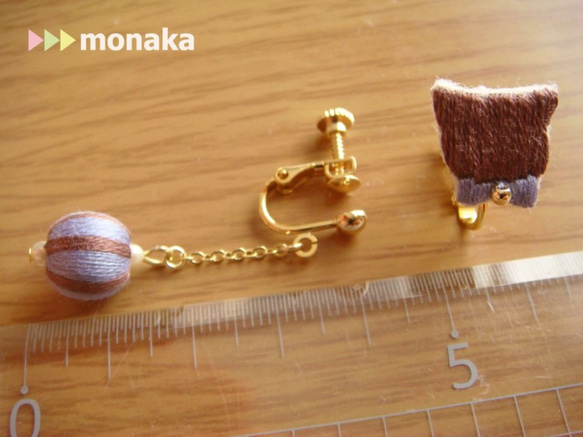 にゃんこと手鞠の刺繍イヤリング(黒猫と赤手鞠) 3枚目の画像