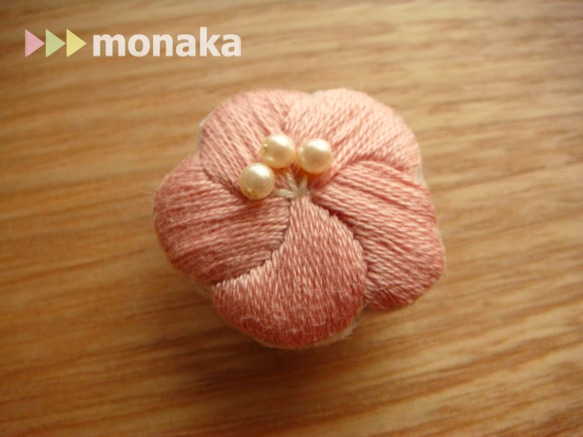 刺繍帯留め　まぁるい和の花(紅梅色) 1枚目の画像