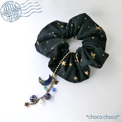 星の連なり 宇宙柄のシュシュ（ブラック） シュシュ *choco choco
