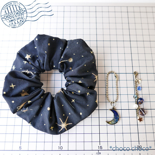 星の連なり 宇宙柄のシュシュ（ブラック） シュシュ *choco choco