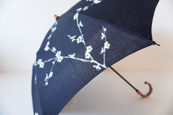 名稱可輸入◉手繪陽傘，黑色&lt;白梅&gt;竹彎柄 第3張的照片