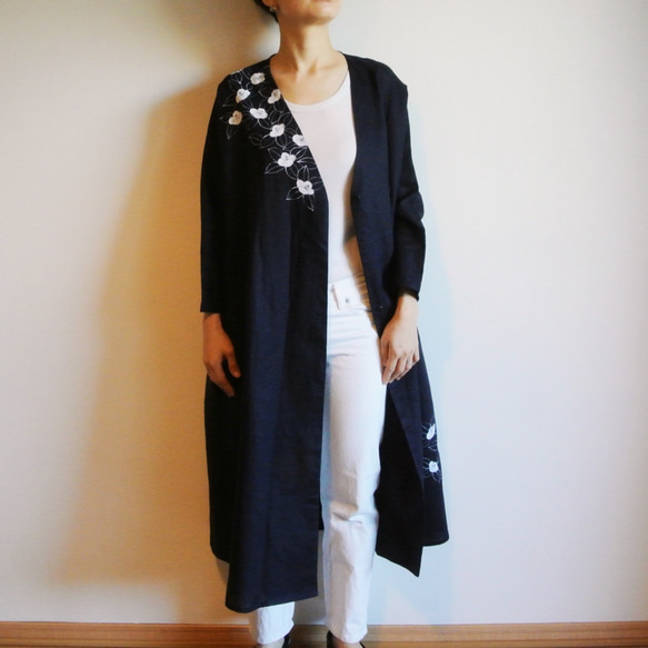 亞麻短外罩，海軍藍，白色山茶花 第4張的照片