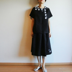 亞麻縮褶裙黑色&lt;白山茶花&gt; 第3張的照片