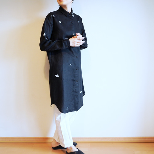 リネン・ロングシャツ黒＜椿＞ シャツ akkaの手描き服 通販 7177657