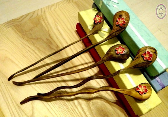 原木髮簪（櫻花木）--軟陶紅花貼飾 第2張的照片
