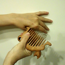 木製Xi‧木製コーム‧マッサージコーム（タイプA〜猫の秘密） 5枚目の画像