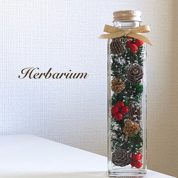 【Mサイズ】クリスマスハーバリウム（四角柱ボトル） 1枚目の画像