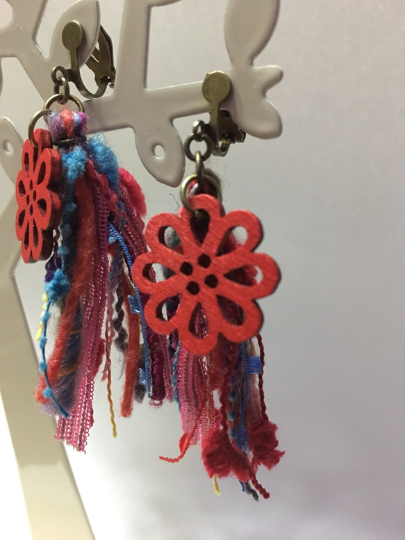 花と毛糸のイヤリング（赤系） 2枚目の画像