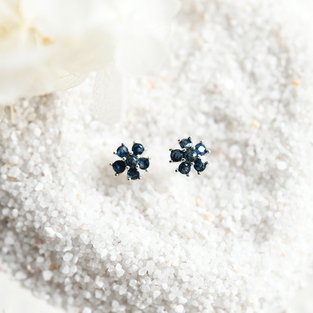 カリスマ性、勝利運、きん運などを高め ミニフラワーブルーサファイアのスタッドピアス 9月誕生石