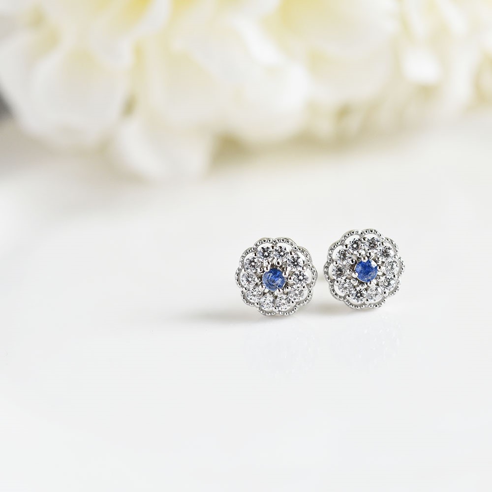 カリスマ性、勝利運、きん運などを高める サファイアとジルコニアのフラワースタッドピアス イヤリング 9月誕生石