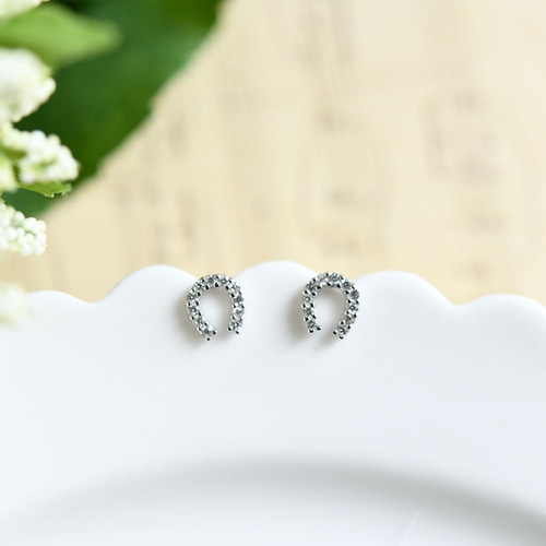 幸運を受け止める ホースシュー（馬蹄）の小さなピアス