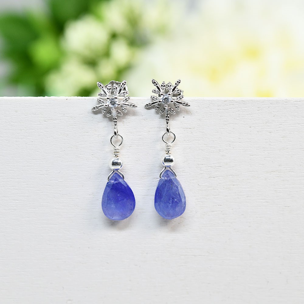 人生を良い方向へと導く石 タンザナイト＆雪の結晶のピアス イヤリング 12月誕生石