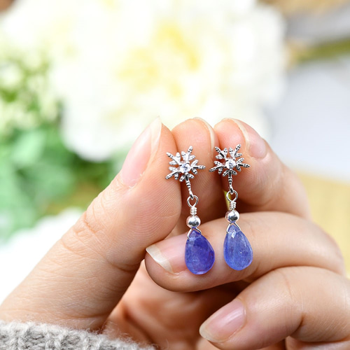 人生を良い方向へと導く石 タンザナイト＆雪の結晶のピアス イヤリング