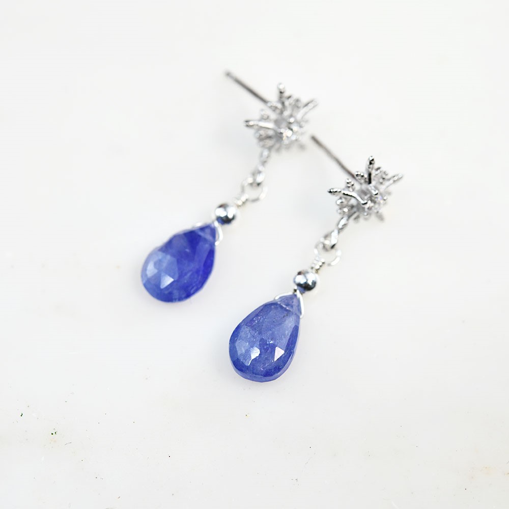 人生を良い方向へと導く石 タンザナイト＆雪の結晶のピアス イヤリング 12月誕生石