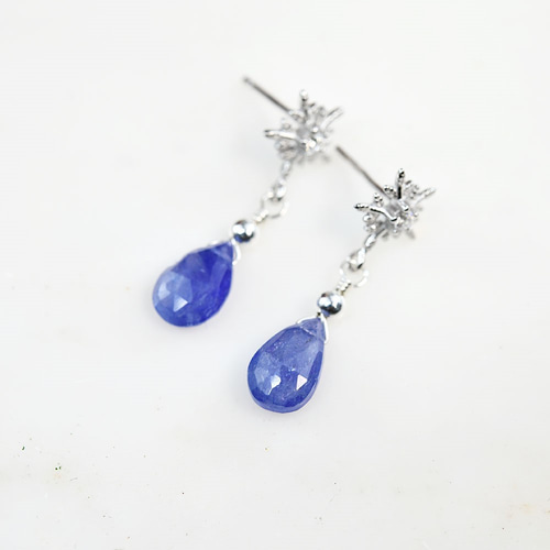 人生を良い方向へと導く石 タンザナイト＆雪の結晶のピアス