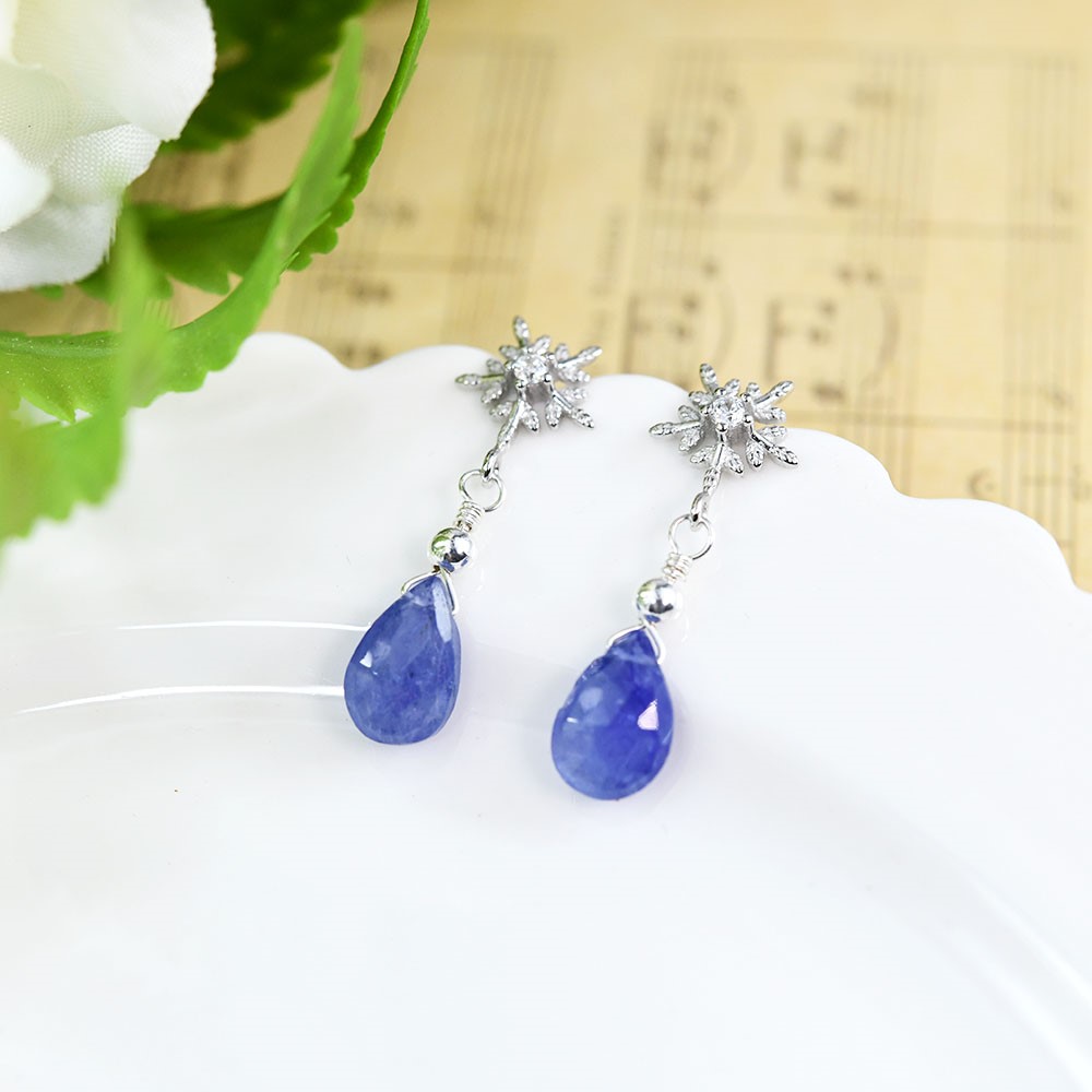 人生を良い方向へと導く石 タンザナイト＆雪の結晶のピアス イヤリング 12月誕生石