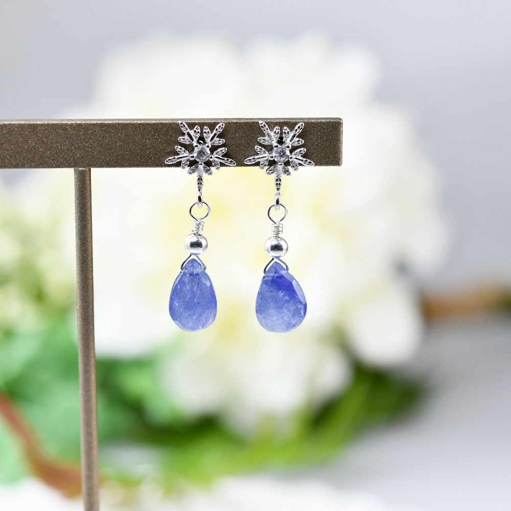 人生を良い方向へと導く石 タンザナイト＆雪の結晶のピアス イヤリング 12月誕生石