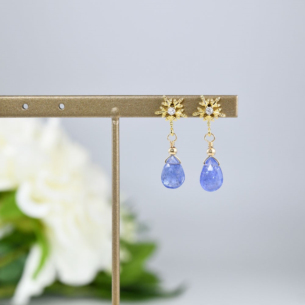 人生を良い方向へと導く石 タンザナイト＆雪の結晶のピアス イヤリング 12月誕生石