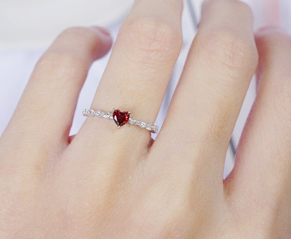 石榴石的紅色心形戒指 小指戒指 也用於堆疊-一月生日石 第1張的照片