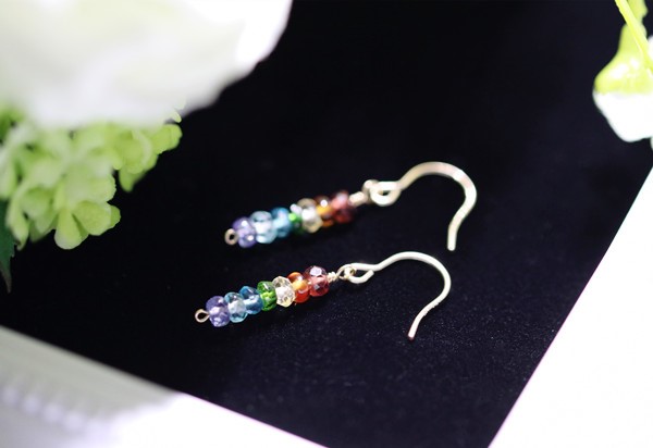 虹のショートピアス 赤橙黄緑青藍紫 タンザナイト アパタイト トパーズ ダイオブサイド ガーネット シトリン