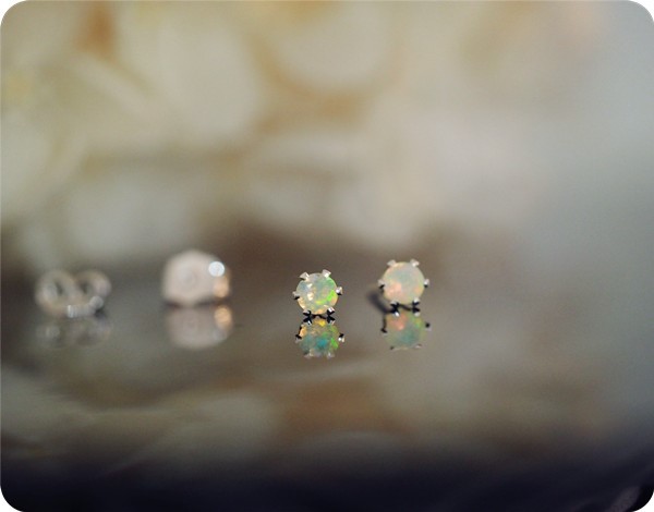 エチオピア ベビーウォーターオパール  スタッドピアス　3ｍｍ　10月誕生石