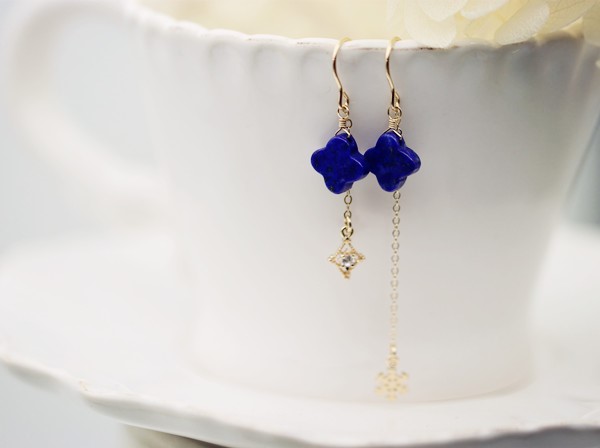 クローバーラピスラズリ&雪の結晶 非対称ピアス 幸運成功運UP! 12月誕生石