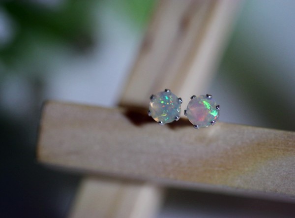 願いが叶う エチオピア産 ウォーターオパール  スタッドピアス スタッドピアス 4ｍｍ 10月誕生石