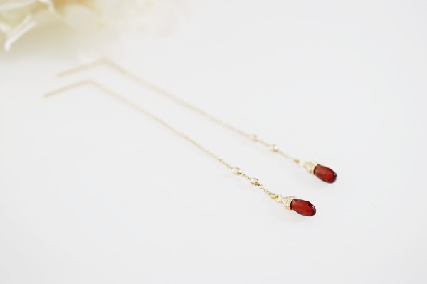 変わらぬ愛情と深い絆をもたらす石 ガーネットのアメリカンピアス　1月誕生石