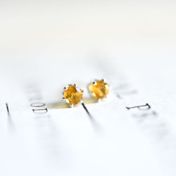 黃金黃水晶耳釘，4 毫米，十一月誕生石，象徵友誼、希望、繁榮和財富，幸運石 第2張的照片