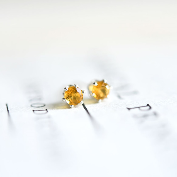 黃金黃水晶耳釘，4 毫米，十一月誕生石，象徵友誼、希望、繁榮和財富，幸運石 第2張的照片