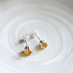 黃金黃水晶耳釘，4 毫米，十一月誕生石，象徵友誼、希望、繁榮和財富，幸運石 第3張的照片