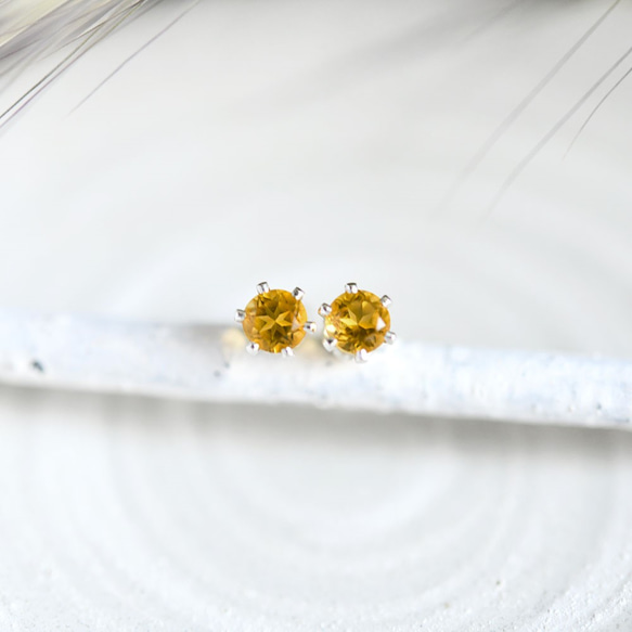 黃金黃水晶耳釘，4 毫米，十一月誕生石，象徵友誼、希望、繁榮和財富，幸運石 第4張的照片