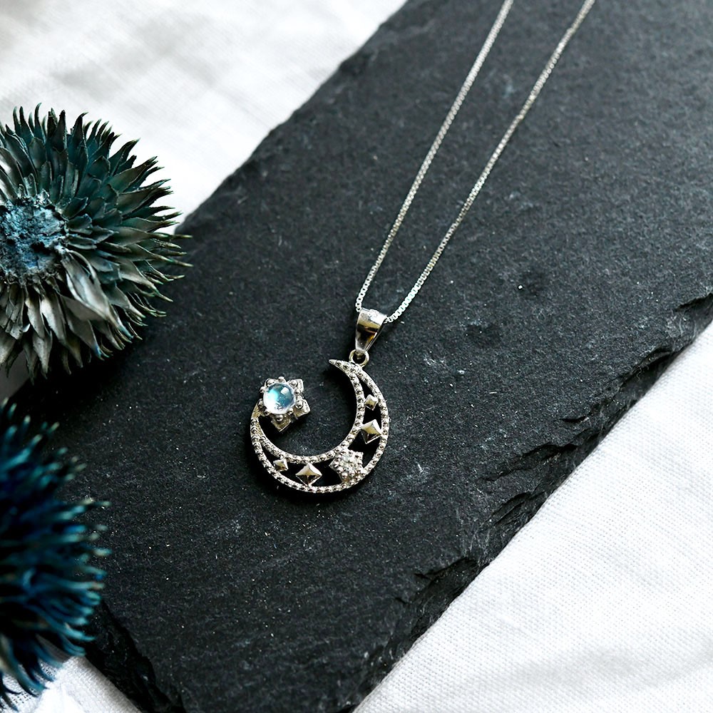 恋人達の石とも呼ばれ、愛を深め幸福を持続する ムーンストーン 月のネックレス 6月誕生石