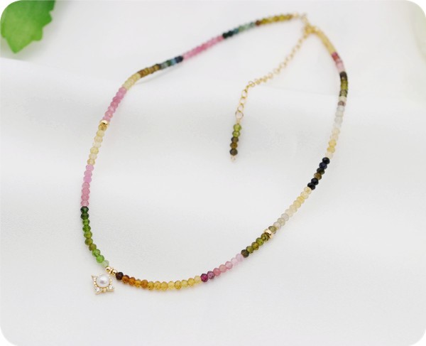 マイナスイオンパワーで健康をもたらす石 カラフル トルマリンのチョーカー ネックレス　10月誕生石 　パールタイプ