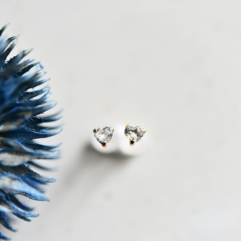 幸福に導く　天然アクアマリン　ハートのK18金スタッドピアス　3月誕生石