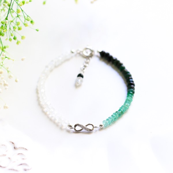 叡智を象徴するエメラルドと愛を深めるムーンストーンのインフィニティ ブレスレット